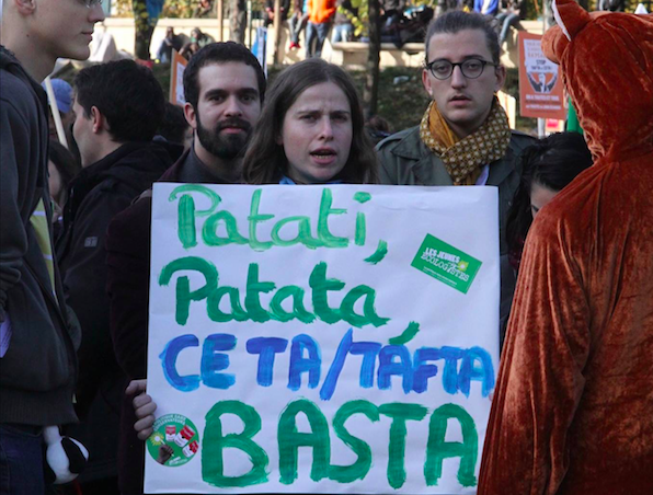 Une Clevermate, samedi 15 octobre, lors de la manifestation anti-TAFTA (TTIP) à Paris