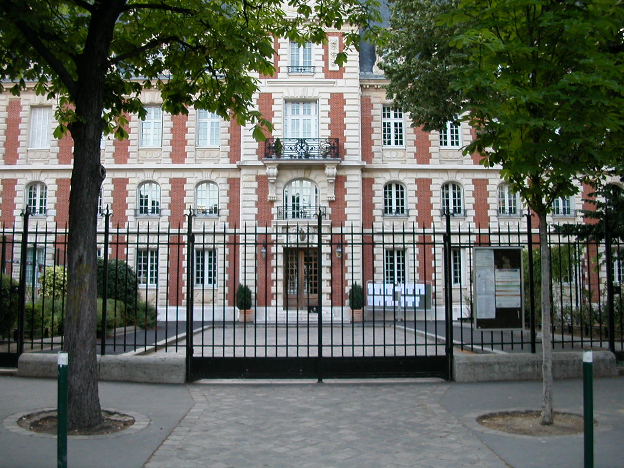 Collège et lycée Louis Pasteur, Neuilly-sur-Seine